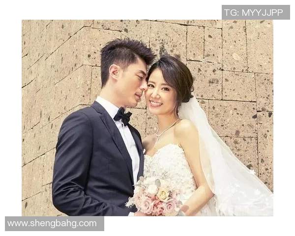 足球明星夫妇甜蜜互动互喂狗粮展现恩爱生活瞬间引发粉丝热议 足球明星夫妇甜蜜互动互喂狗粮展现恩爱生活瞬间引发粉丝热议