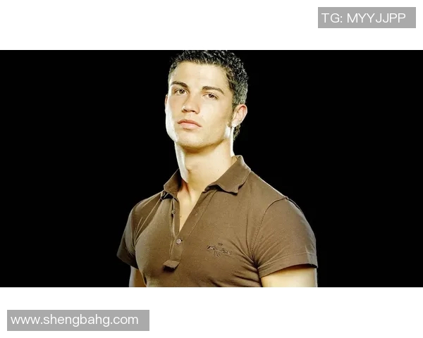 戴帽子的足球明星们展现风采与个性，球场内外的时尚魅力尽显无遗